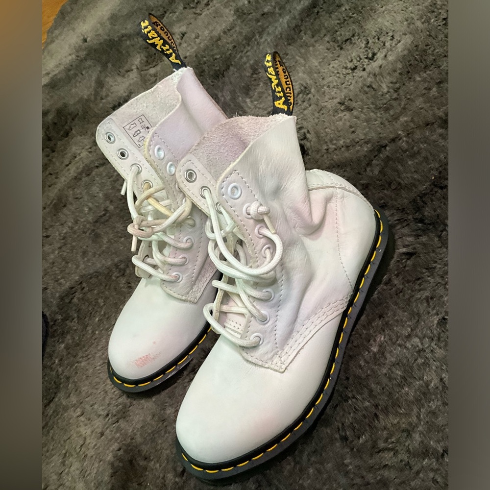 DR MARTENS ALL WHITE LACEUP HIGH TOP BOOTS SIZE 4M/5L